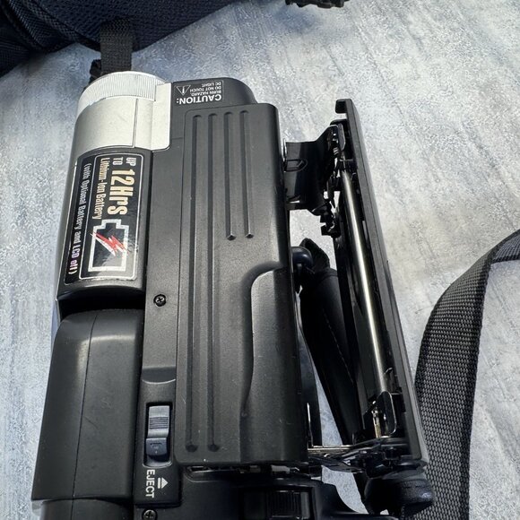 Hitachi VM-E575LE Video Camera - Picture 11 of 16